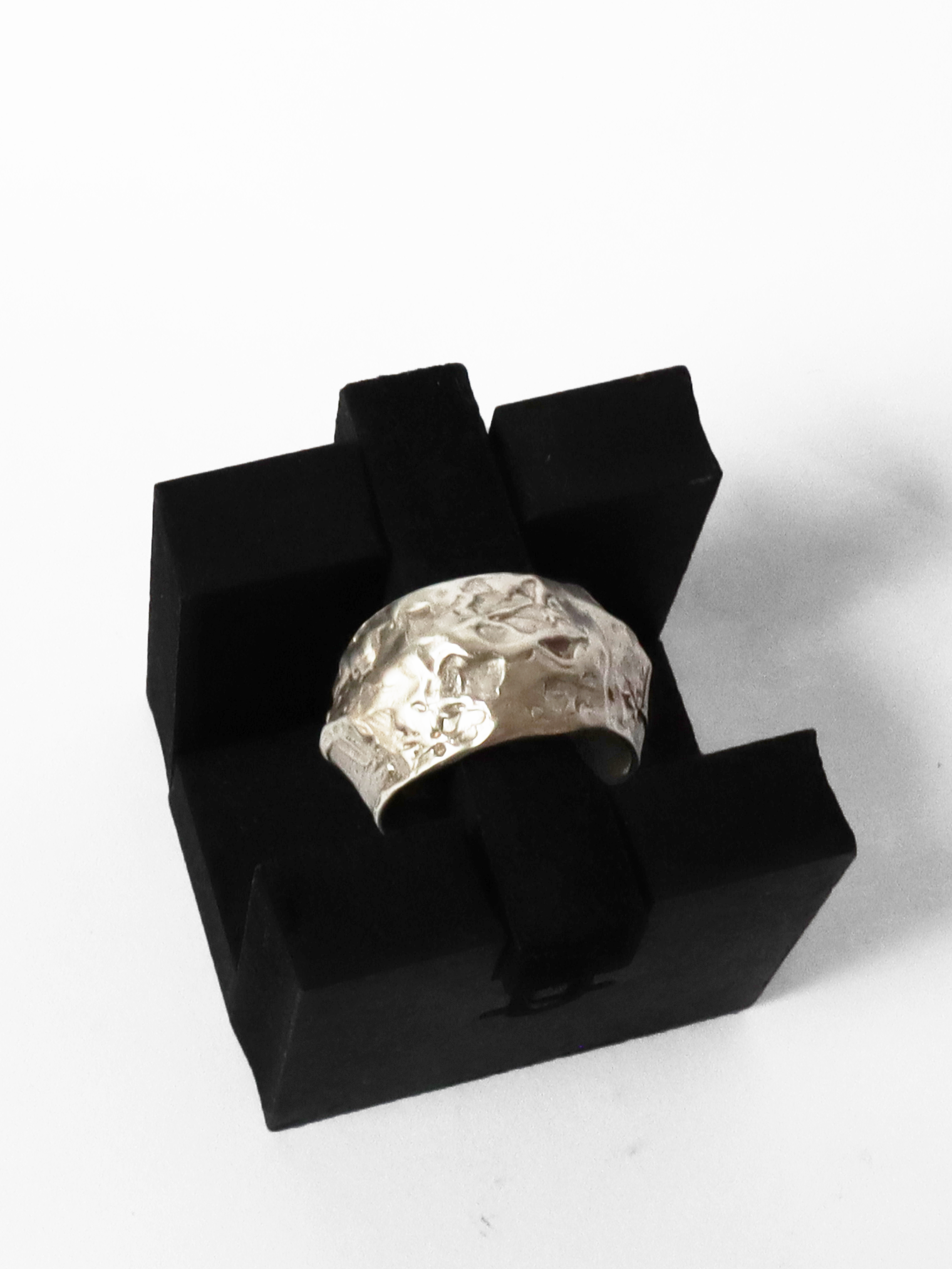Anillo textura abombado