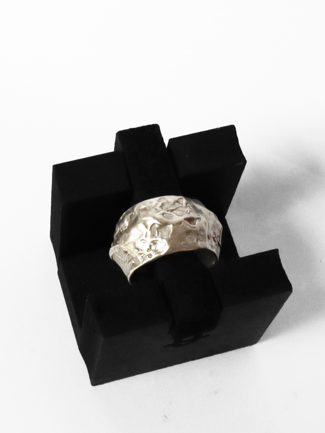 Anillo textura abombado