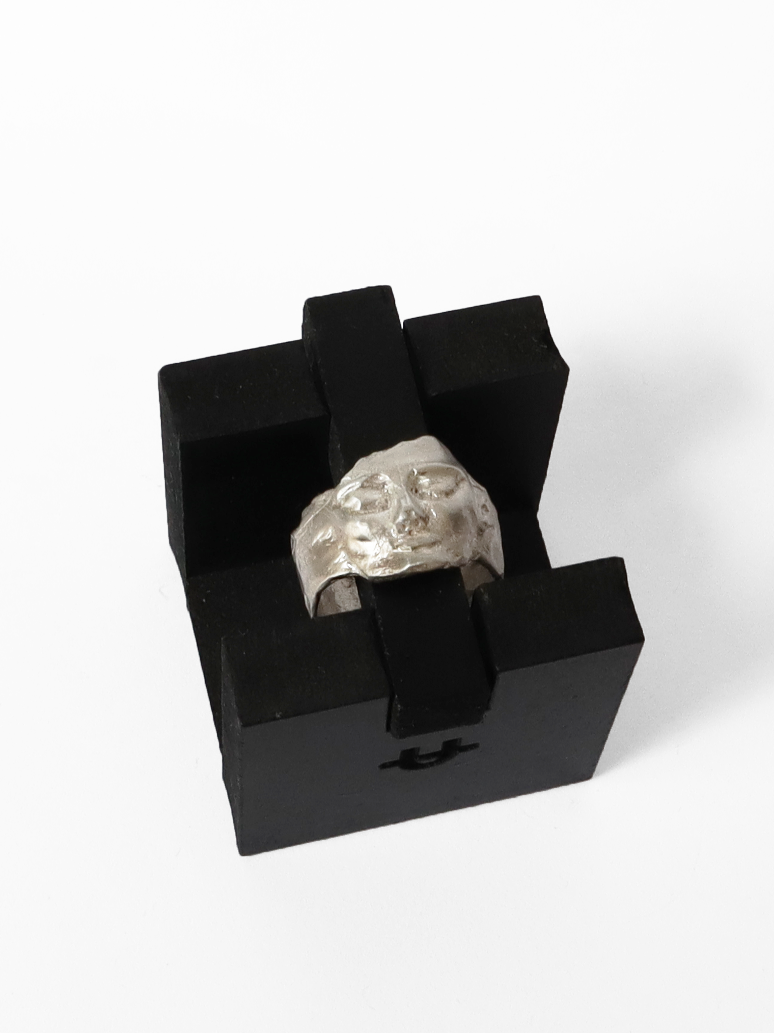 Anillo cara tallada